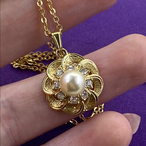 💛 Elegant Vintage Gold Plated Pearl & Rhinestone Flower Necklace - Picture 5 of 6